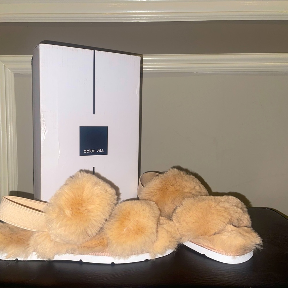 Dolce Vita Size 9 Tan Paxxy Slipper. Faux Fur, brand new.